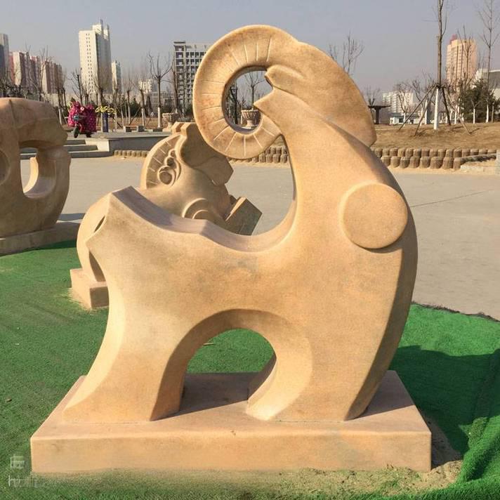 Escultura Abstrata em Pedra